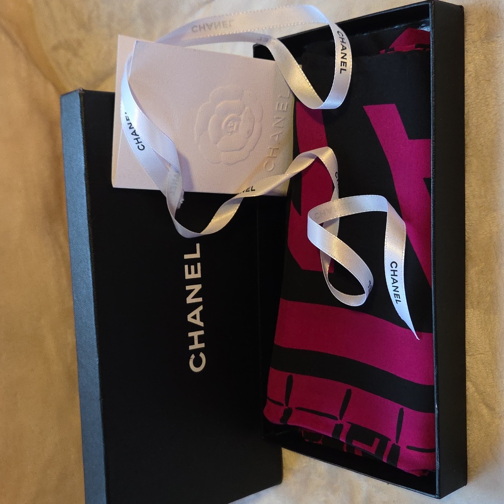 Chanel‎ Fuchsia and Black Scarf
